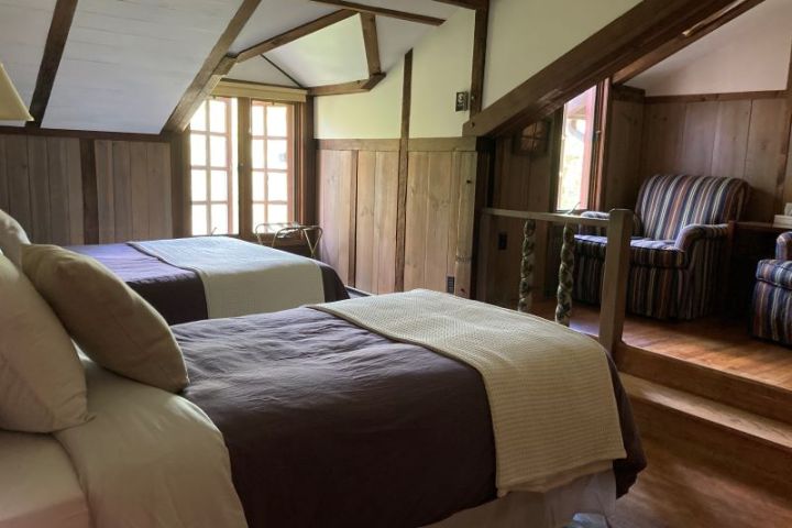 a bedroom with a bed and desk in a hotel room
